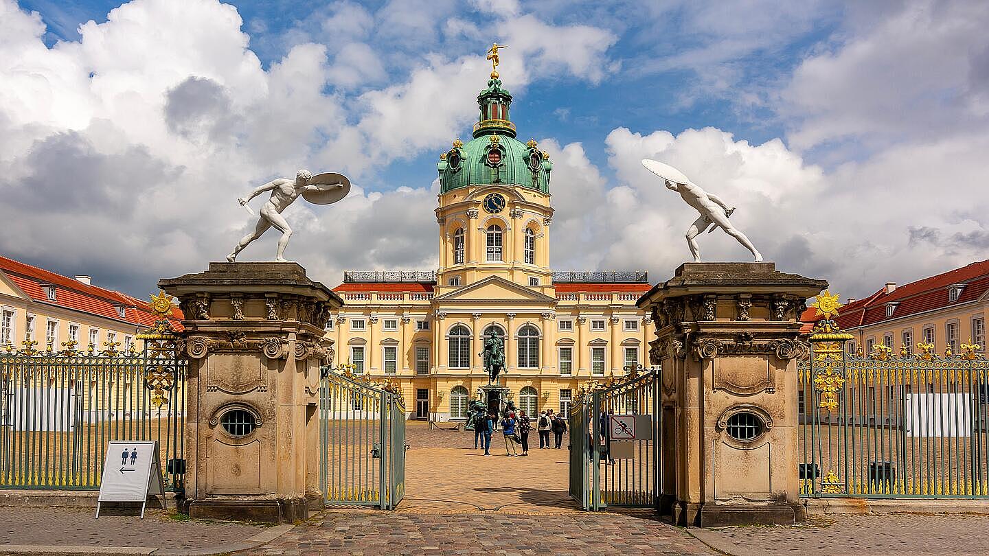 Die Außenaufnahme zeigt das Schloss Charlottenburg im Bezirk Berlin-Charlottenburg.