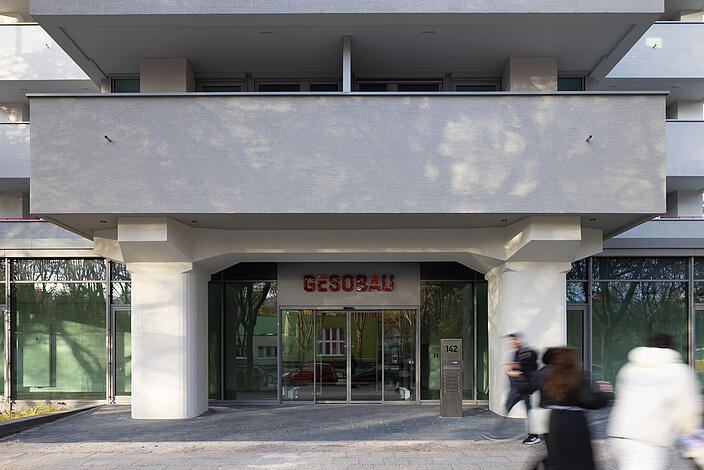 Außenaufnahme: Bild zeigt Eingangsbereich zum neuen Kundencenter Märkisches Viertel, Wilhelmsruher Damm 142.
