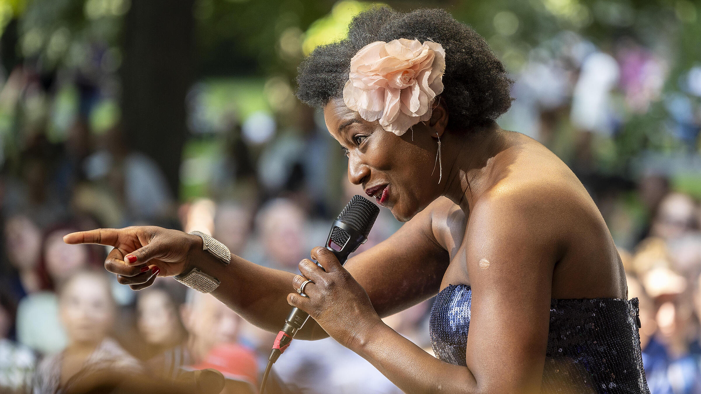 Aufnahme zeigt die britische Musikerin Vanessa Haynes bei ihrem Auftritt auf der Großen Bühne.