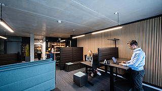 Innenaufnahme zeigt den offenen Arbeitsbereich im GESOWORX Mühlenstraße mit neun Arbeitsplätzen