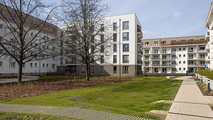 Bild zeigt Außenanlagen und Häuserfronten im Stiftsweg/Wolfshagener Straße.