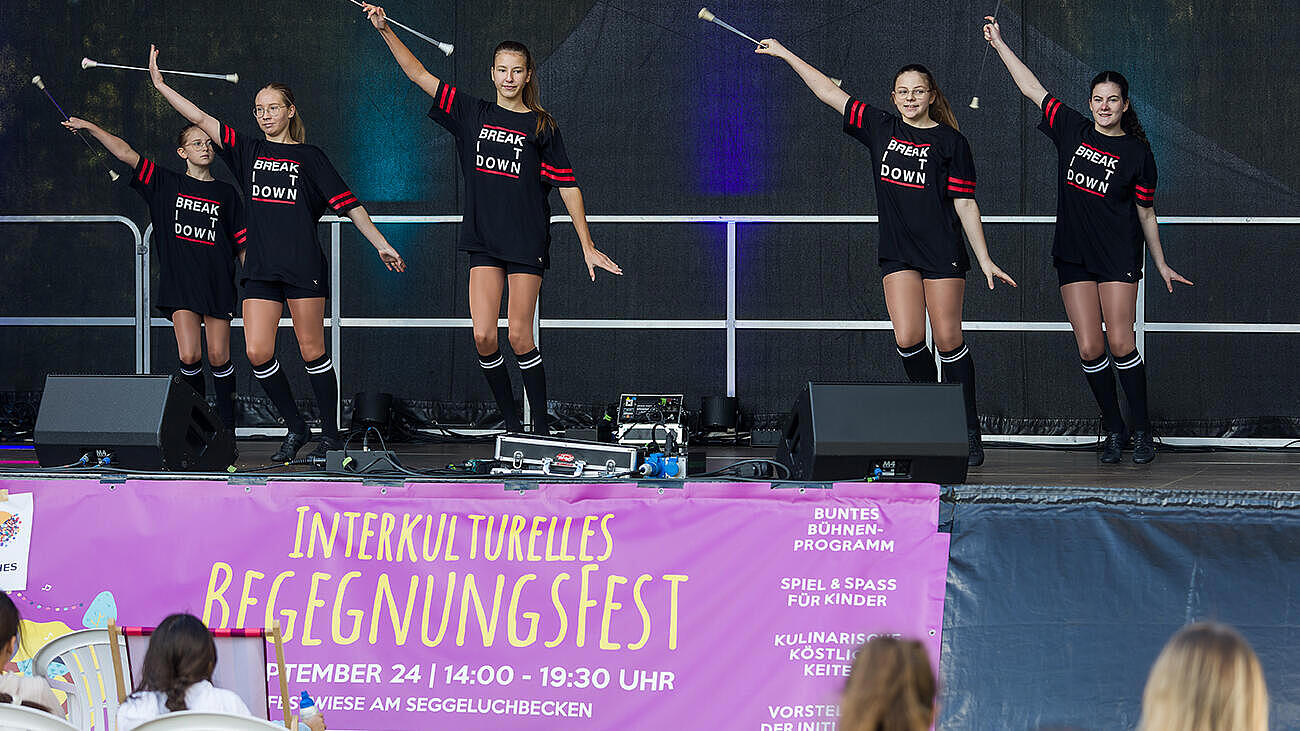 Die Majoretten des TSV Wittenau bei einer Darbietung auf der Bühne des Begegnungsfestes.