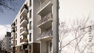 Fassadenansicht eines fünfstöckigen Wohnhauses nach Modernisierung.