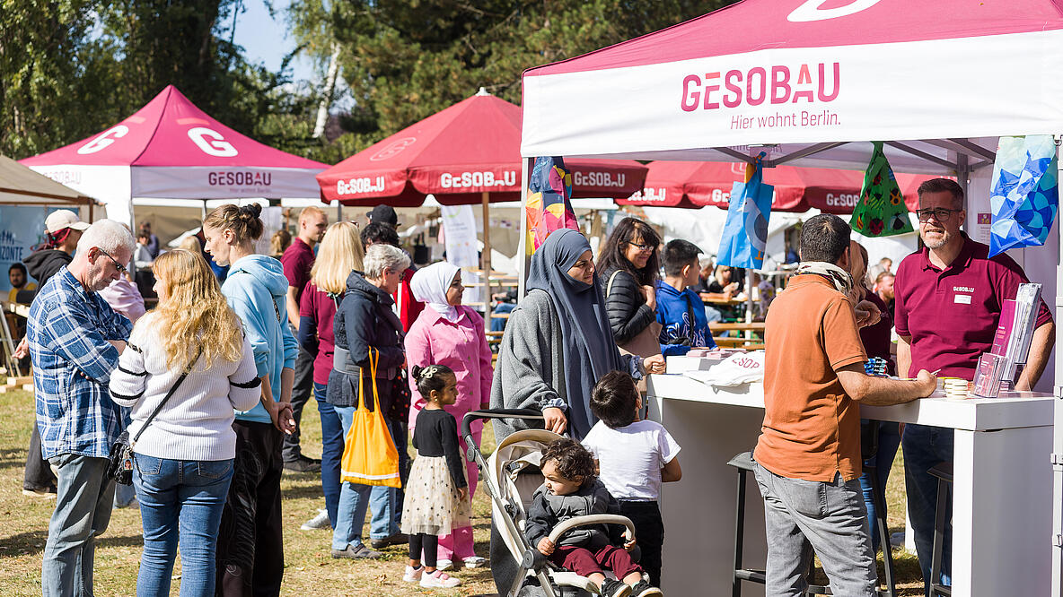 Außenaufnahme zeigt Besucher*innen am GESOBAU-Stand auf dem Begegnungsfest 2024.