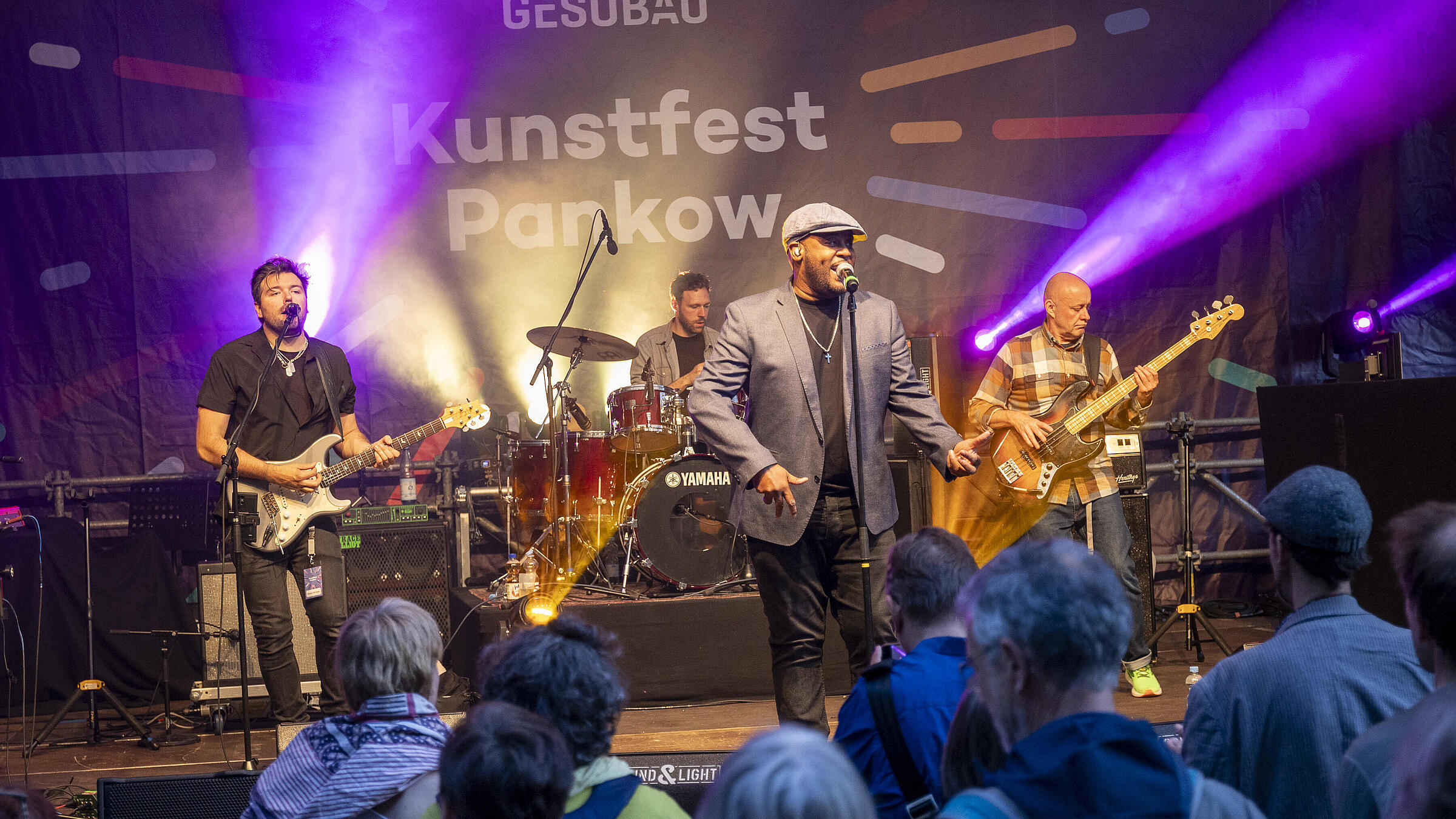 Foto zeigt den britischen Musiker Tony Momrelle und seine Band beim abendlichen Auftritt auf der Großen Bühne. 