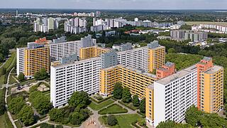 Bild zeigt Luftaufnahme der Wohnhausgruppe 912 - Treuenbrietzener Straße, Senftenberger Ring