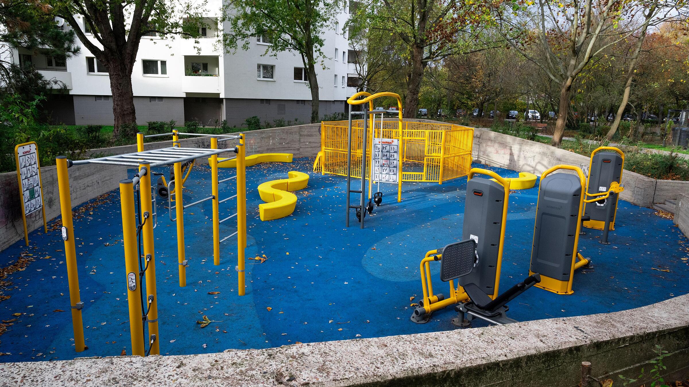 Bild zeigt neuen Outdoor-Spiel- und Fitnessbereich im Märkischen Viertel in der WHG 914.