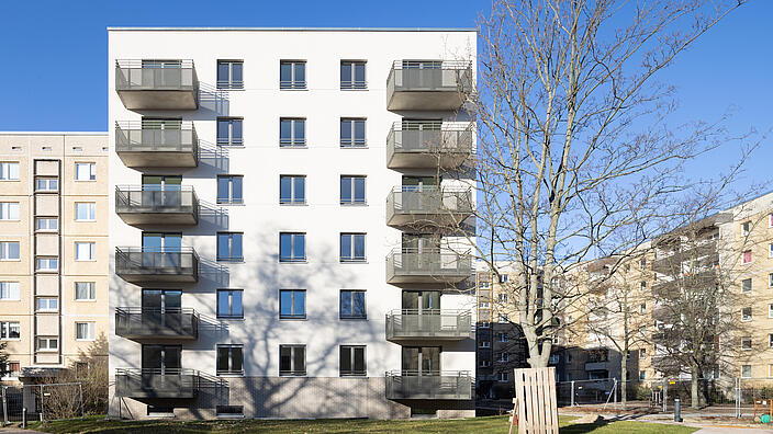 Außenaufnahme zeigt das frisch errichtete Mehrfamilienhaus im Gebäudeensemble der Hansastraße.