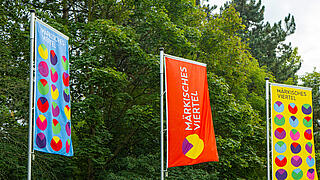 Bunte Fahnen im Märkischen Viertel-Design