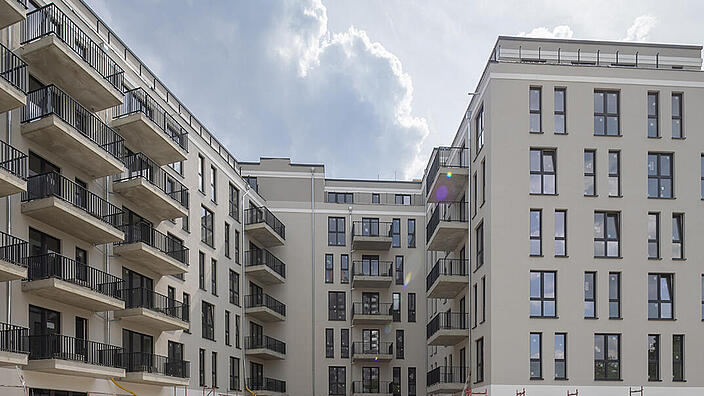 Außenaufnahme zeigt hofseitig das sich im Bau befindliche Mehrfamilienhaus in der Titiseestraße.