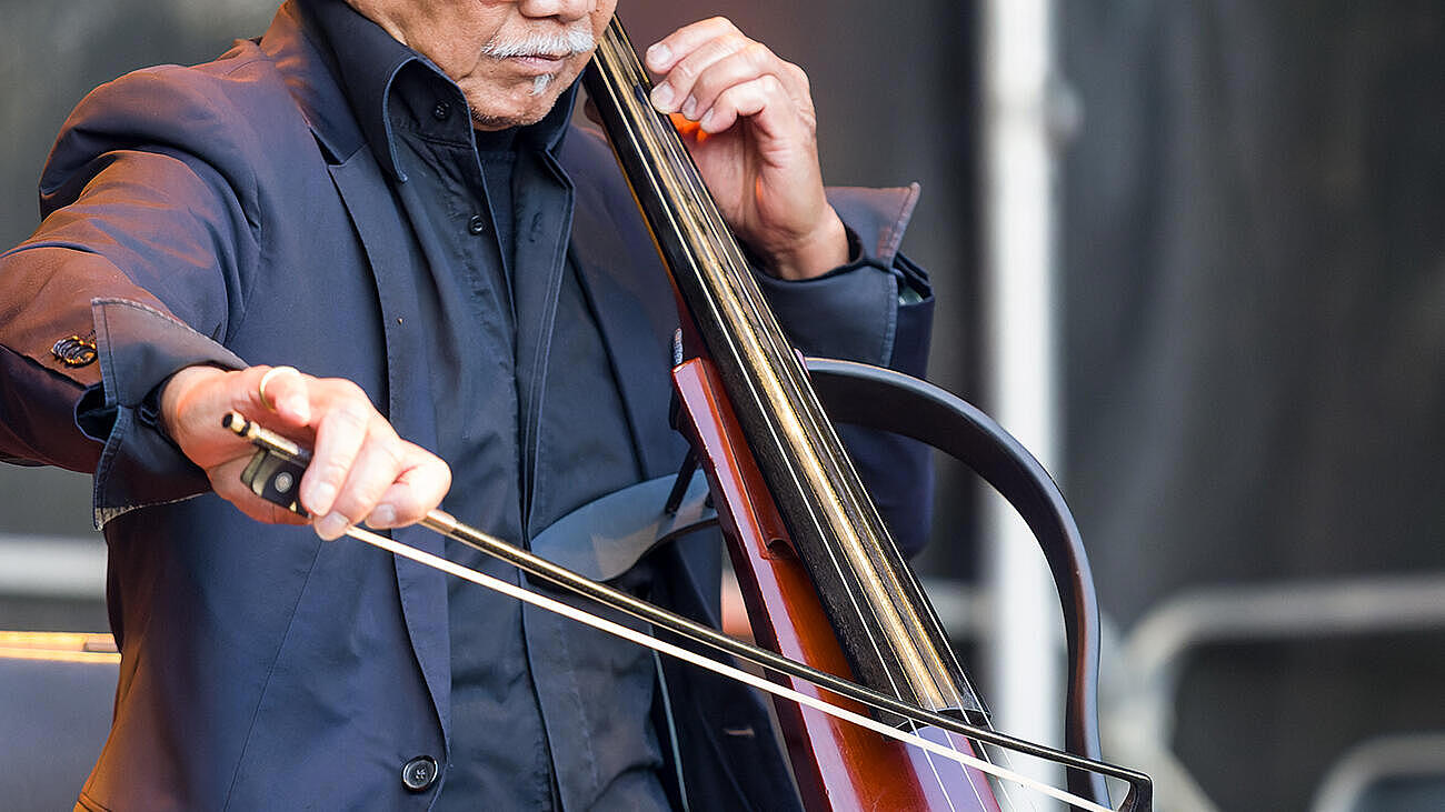 Sonny Thet bei seinem Solo-Auftritt mit modernem E-Cello.