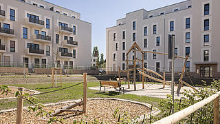 Weitläufiger und begrünter Innenhof mit Spielplatz in der Neubauanlage Beate-Hahn-Straße und Marianne-Foerster-Straße.