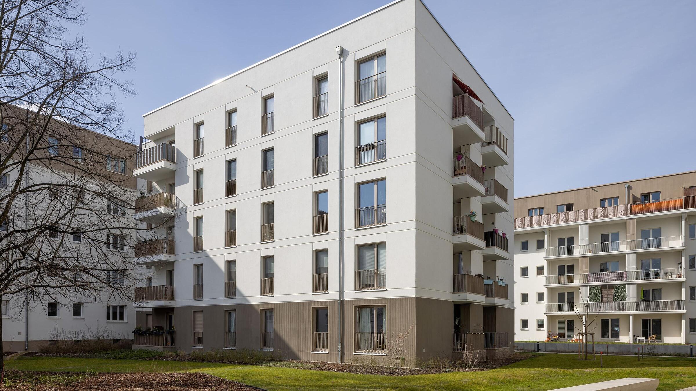 Bild zeigt Außenanlagen und Hausfront im Stiftsweg/Wolfshagener Straße.