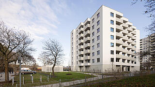 Außenansicht des achtstöckigen modernen Neubaus in der Finsterwalder Straße 102A.