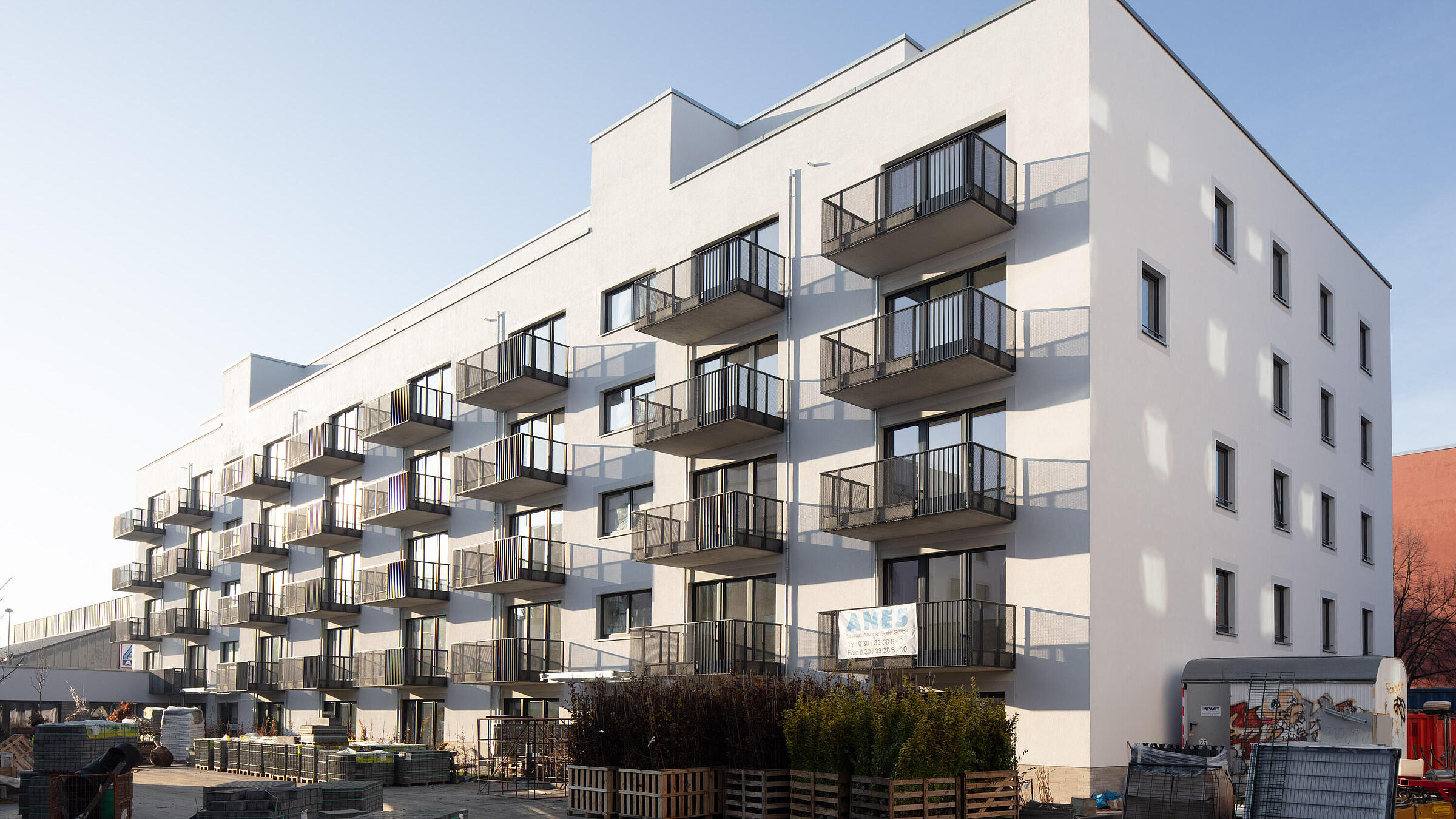 Mehrstöckiger Neubau in der Tangermünder Straße mit Balkonen