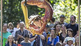 Außenaufnahme zeigt die Künstler*innen vom Mitmach-Zirkus Contraire in Aktion.