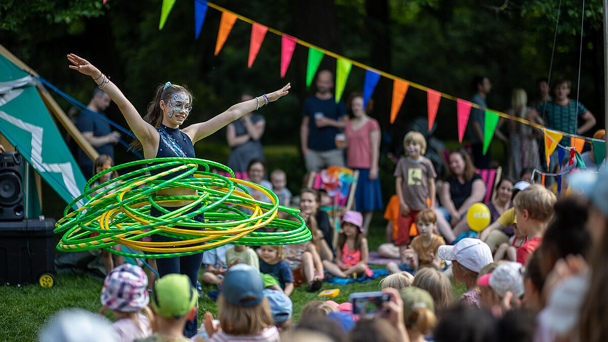 Außenaufnahme zeigt eine Artistin vom Circus contraire