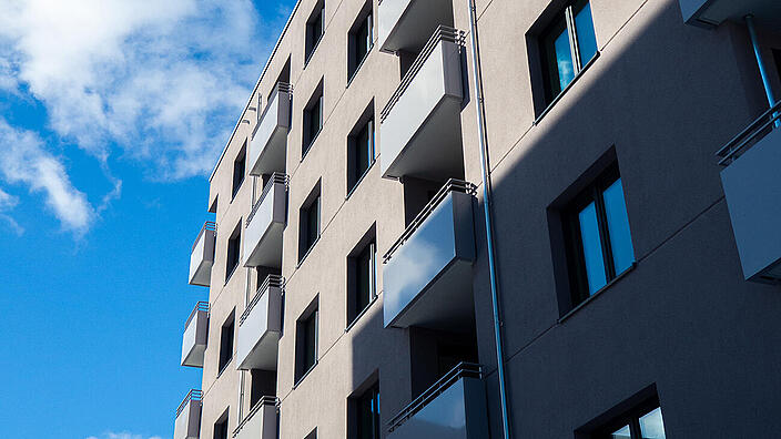 Fassade eines mehrgeschossigen Neubaus.