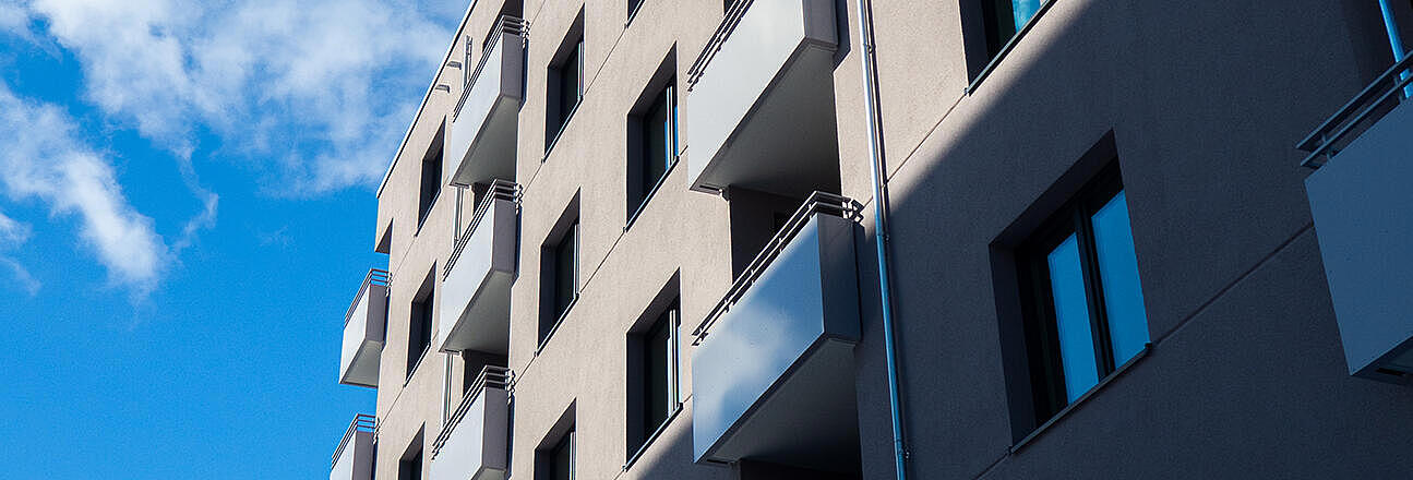 Fassade eines mehrgeschossigen Neubaus.