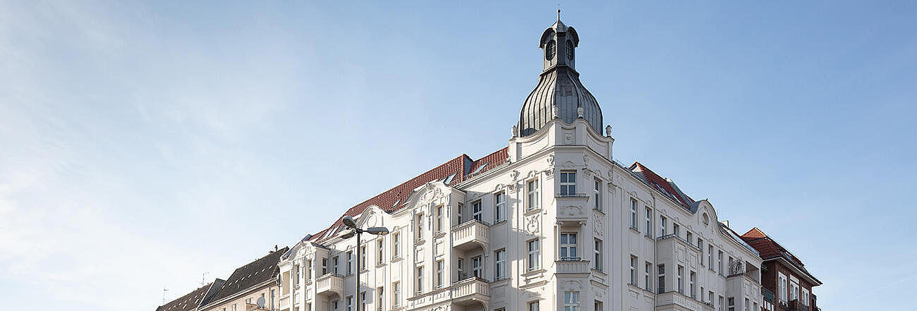 Außenaufnahme zeigt das unrenovierte Haus an der Müllerstraße Ecke Luxemburger Straße.