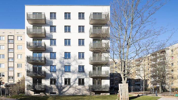 Außenaufnahme zeigt das frisch errichtete Mehrfamilienhaus im Gebäudeensemble der Hansastraße.