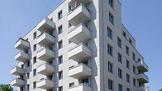 Außenansicht des achtstöckigen Solitärneubaus in der Hansastraße in Pankow.