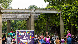 Außenaufnahme zeigt die Pergola der Poesie.