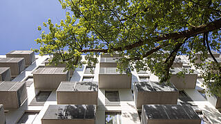 Außenaufnahme zeigt eine Detailansicht von Balkonen des Neubaus in der Armenischen Straße aus der Froschperspektive.