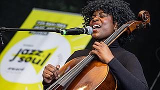 Savannah bei ihrem Auftritt auf der Buhne des Kunstfest Pankow 2026