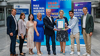 Bild zeigt Übergabe der Urkunde zum IHK Siegel Exzellente Ausbildungsqualität ECO durch Wirtschaftssenatorin Franziska Giffey (Mitte rechts).