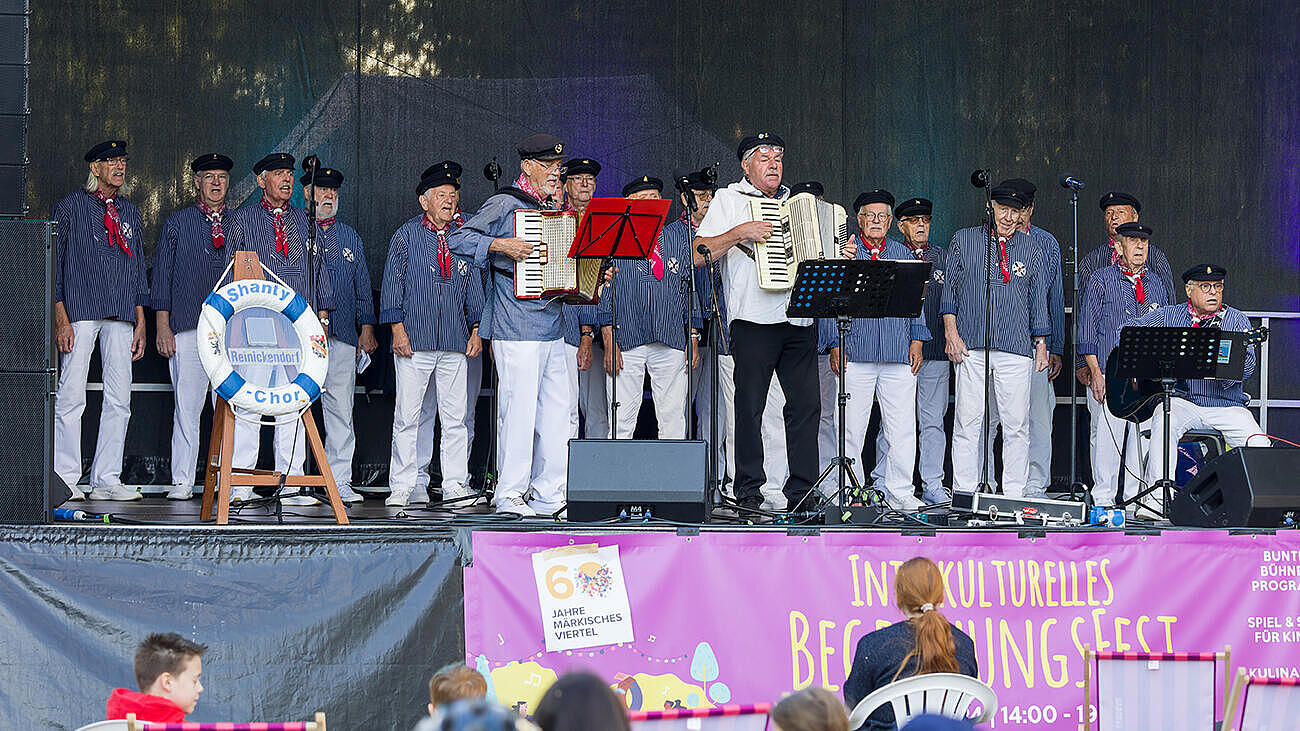 Der Sea Shanty Chor auf der Bühne des Begegnungsfestes 2024.