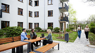 Außenaufnahme zeigt den Außenbereich vor dem Coworking Space in der Mühlenstraße 24.