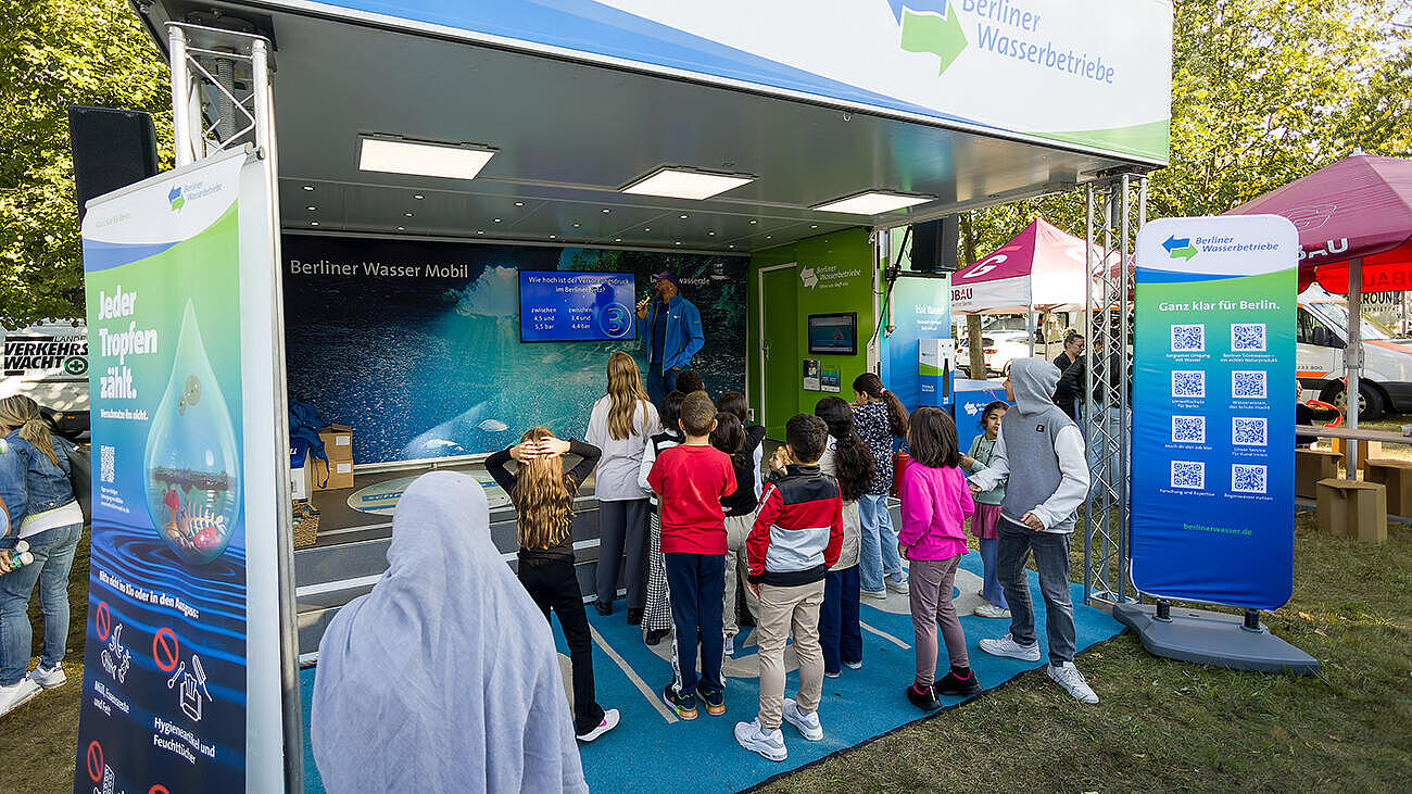 Das Wassermobil der Berliner Wasserbetriebe mit einem Gewinnspiel und vielen kleinen Mitspieler*innen.