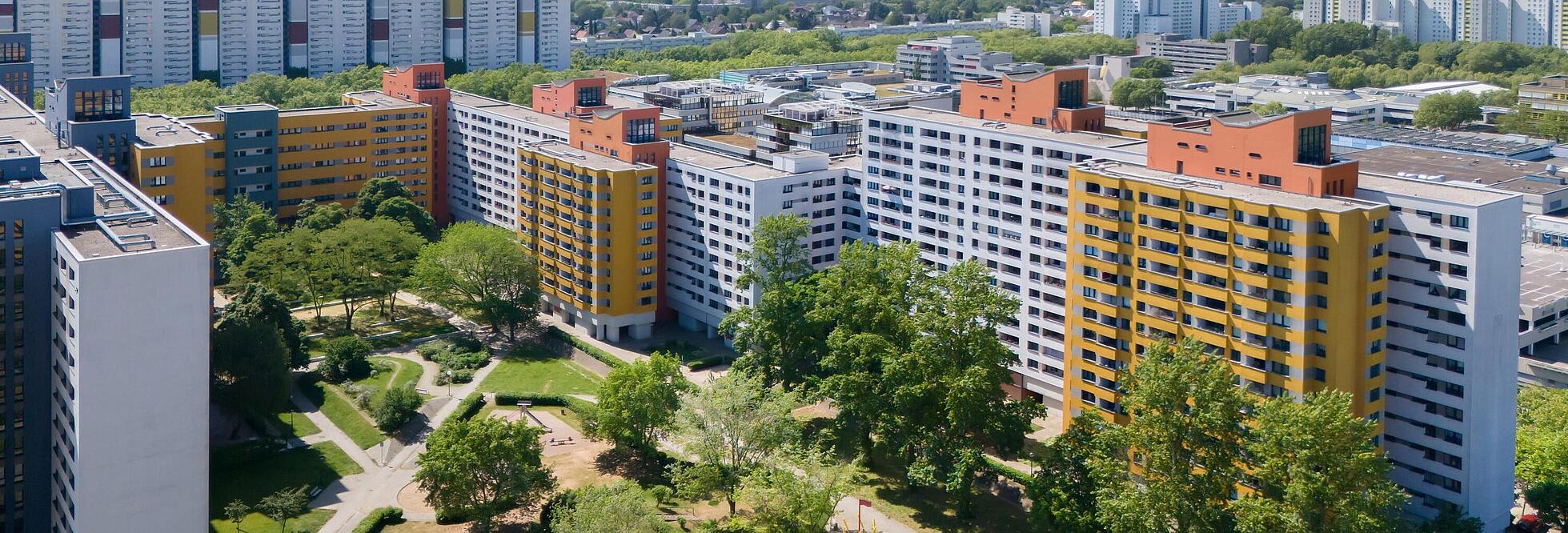 Bild zeigt Luftaufnahme Wohnhausgruppe 911 und 922 - Senftenberger Ring, Wilhelmsruher Damm, Treuenbrietzener Straße.