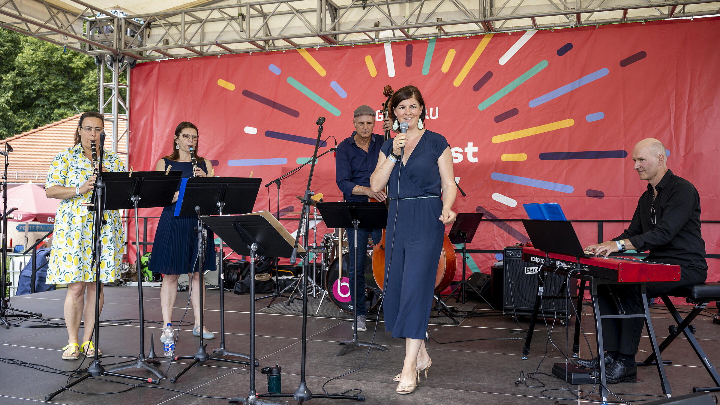 Aufnahme zeigt das Jazzquintett "Shuffle Time" auf der Kleinen Bühne.