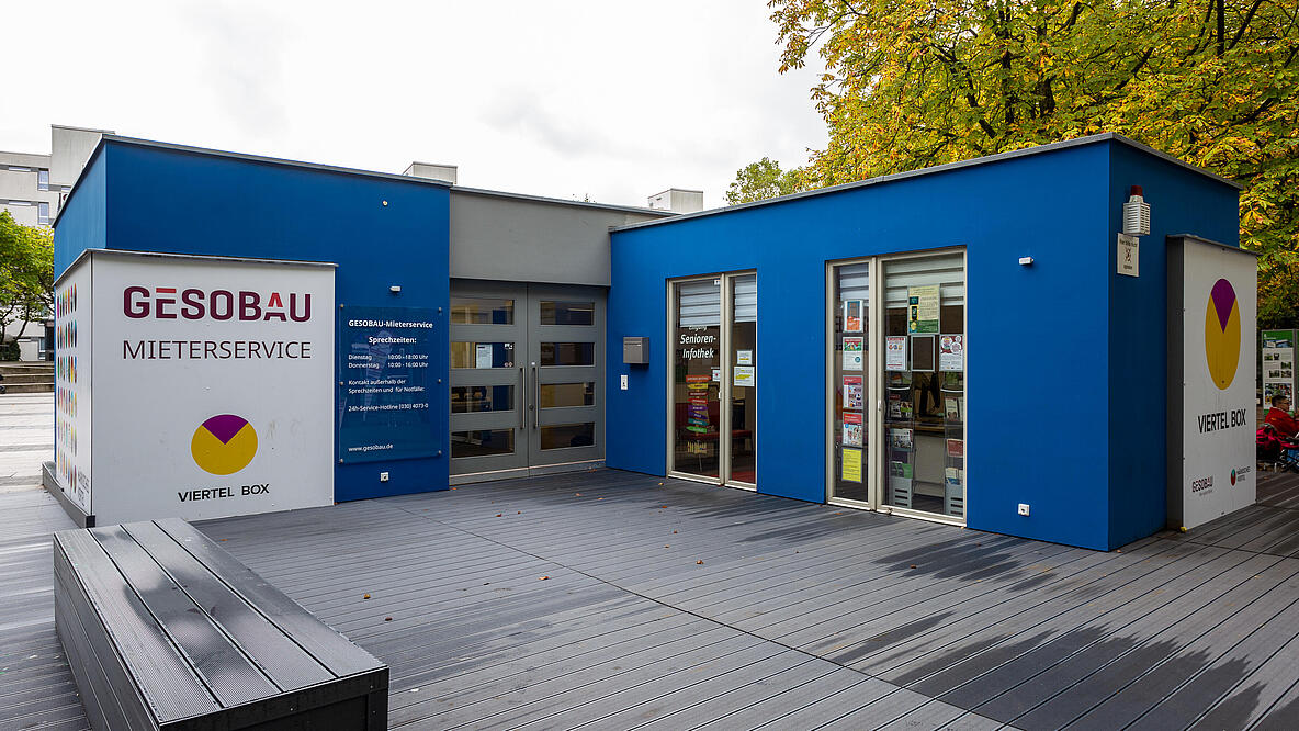 Außenansicht der Viertel Box: blaugestrichenes Gebäude mit Gesobau-Logo an der Fassade