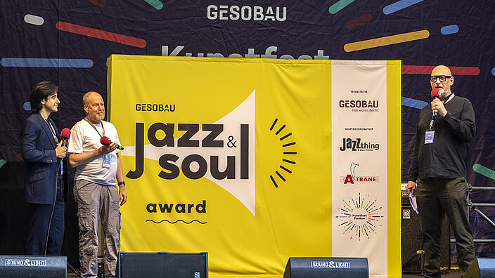 Atrin Madani, Moderator, Martin Laurentius, Jazz-Journalist, und Jörg Franzen, Vorstandsvorsitzender der Gesobau Ag, beim Eröffnungsgespräch auf der Bühne.
