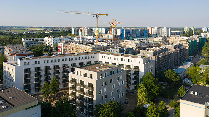 zwei fünfstöckige moderne Gebäude aus der Vogelperspektive