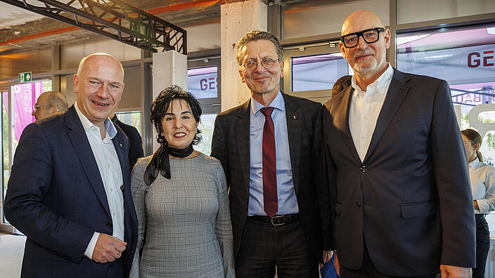 Kai Wegner, Regierender Bürgermeister von Berlin, Emine Demirbüken-Wegner, Bezirksbürgermeisterin von Reinickendorf, Christian Gaebler, Senator für Stadtentwicklung, Bauen und Wohnen, sowie Jörg Franzen, Vorstandsvorsitzender der GESOBAU AG