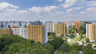 Bild zeigt Luftaufnahme der Wohnhausgruppe 911 und 922 - Senftenberger Ring, Treuenbrietzener Straße.