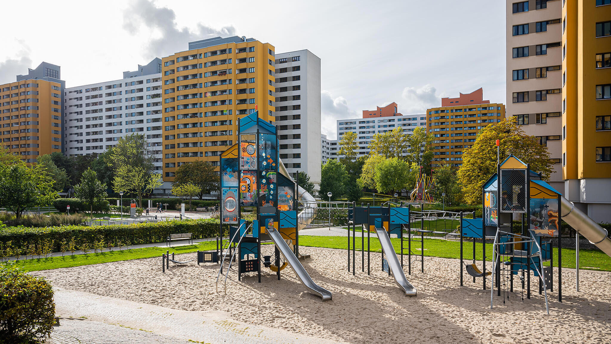 Bild zeigt neuen Spielplatz mit Rutsche in der Wohnhausgruppe 912 im Märkischen Viertel