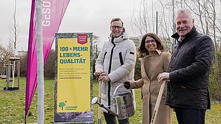 Lars Holborn, Christian Wilkens und Nadja Zivkovic pflanzen gemeinsam einen der 125 Jubiläumsbäume der Gesobau