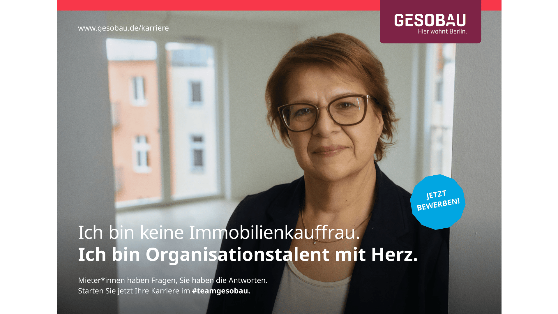 Eine erwachsene Frau lächelt zufrieden in die Kamera. Sie steht in einer leeren, modernen Wohnung. Das Bild trägt die Aufschrift "Ich bin keine Immobilienkauffrau. Ich bin Organisationstalent mit Herz."