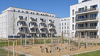 Weitläufiger und begrünter Innenhof mit Spielplatz in der Neubauanlage Beate-Hahn-Straße und Marianne-Foerster-Straße.