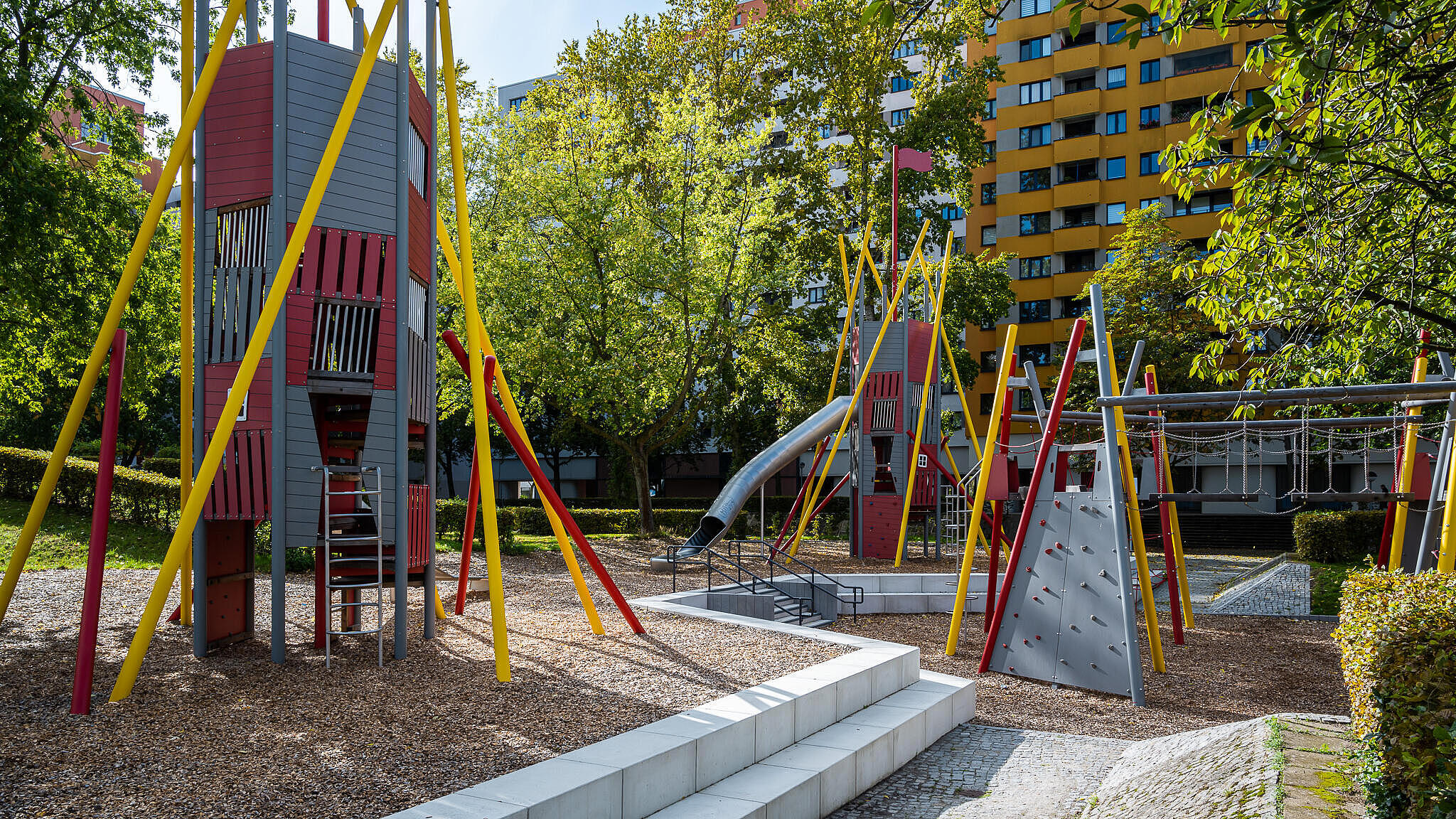 Bild zeigt neu gestalteten Spielplatz zwischen Wohnhausgruppen 911 und 922 im Märkischen Viertel.