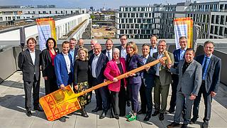 Gruppenfoto der Teilnehmenden auf der Dachterrasse