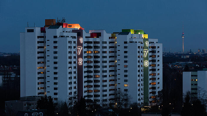 Beleuchtete Hochhäuser bei Nacht
