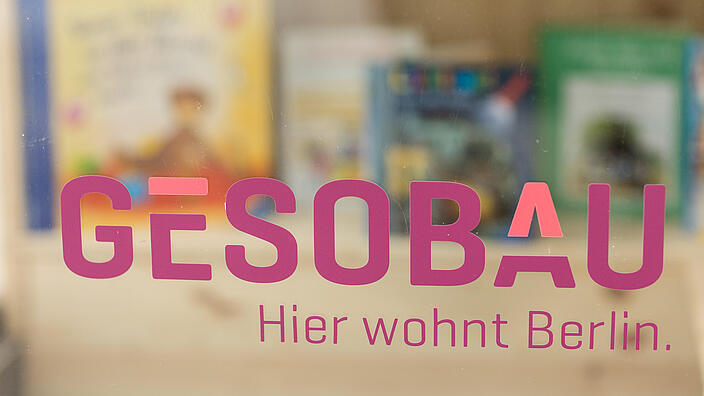 Glasscheibe einer Bücherbox mit dem farbigen Logo der GESOBAU als Aufkleber.