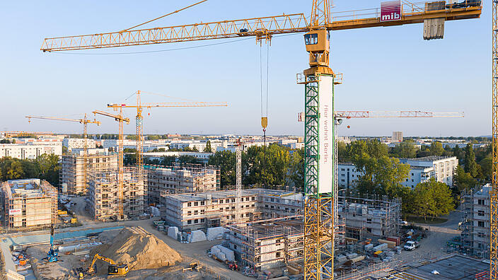 Außenaufnahme zeigt eine Baustelle im Quartier Stadtgut Hellersdorf mit einem prominenten Kran.