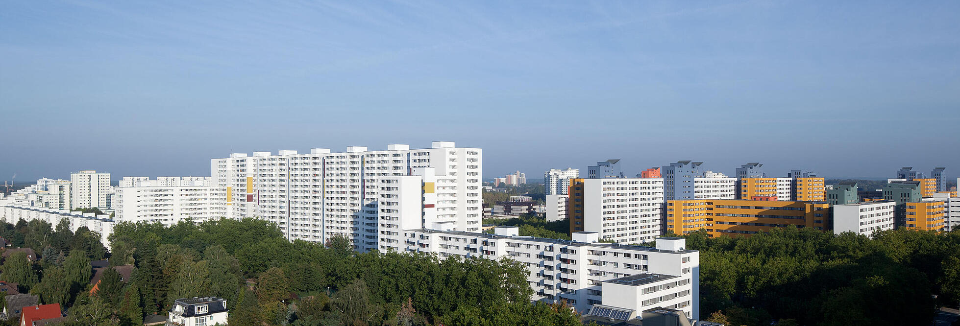 Panoramabild zeigt Hochhäuser im Märkischen Viertel